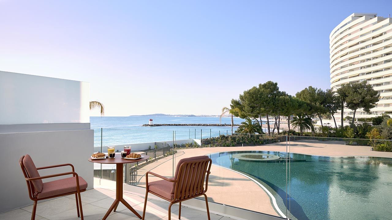 Une terrasse avec vue sur la mer et Marina Baie des Anges.