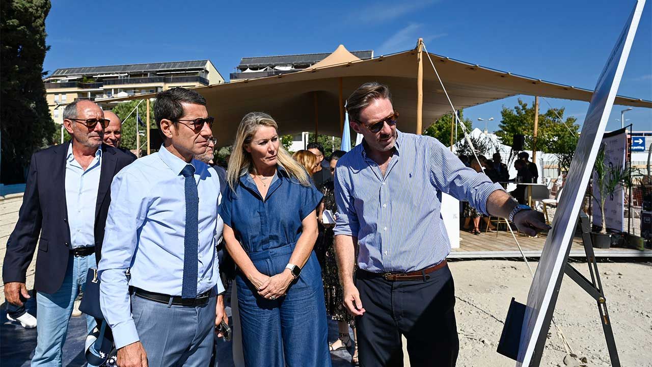 Photo DR : David Lisnard et Karine Sebban-Benzazon lors de la visite de chantier lundi.