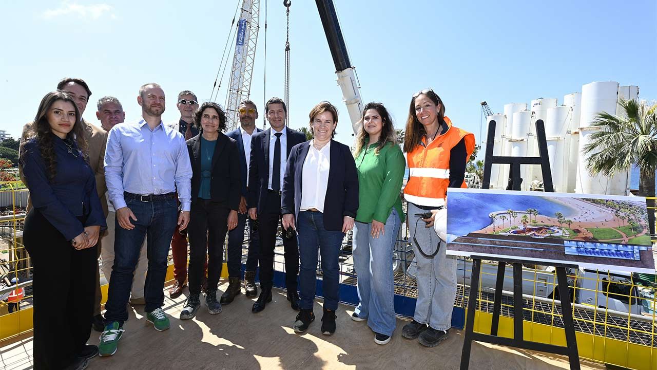 Photo DR : lors du lancement de la construction de la centrale souterraine d'&eacute;nergie marine.
