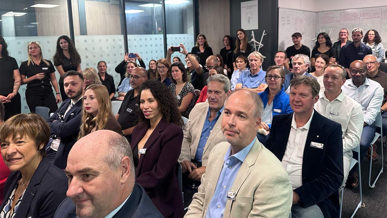 Photo WTM : les partenaires de Neoditel réunis pour célébrer le 25ème anniversaire.