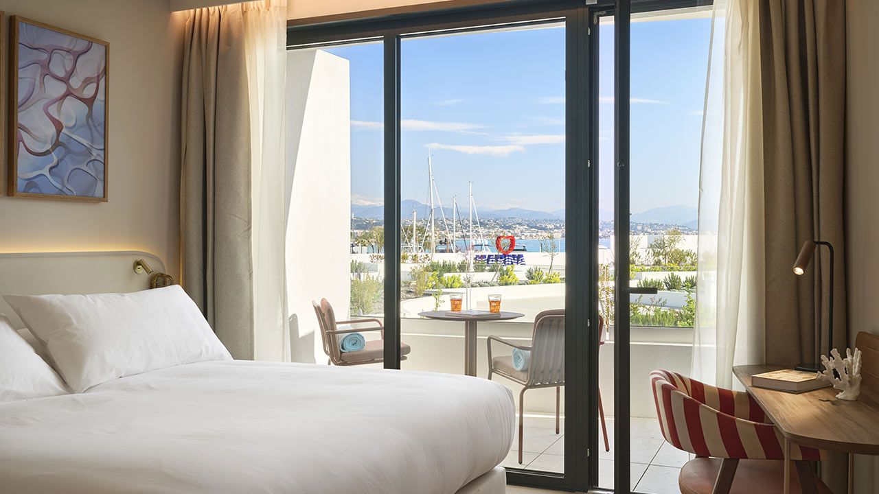 Une chambre de l'h&ocirc;tel avec vue sur le port.