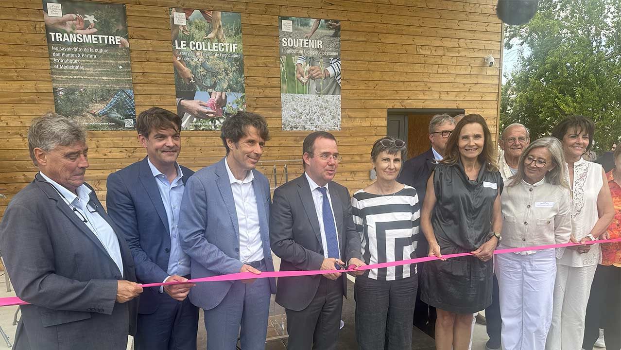 Photo WTM : le traditionnel coupé de ruban devant l'entrée de l'Aromatic FabLab.