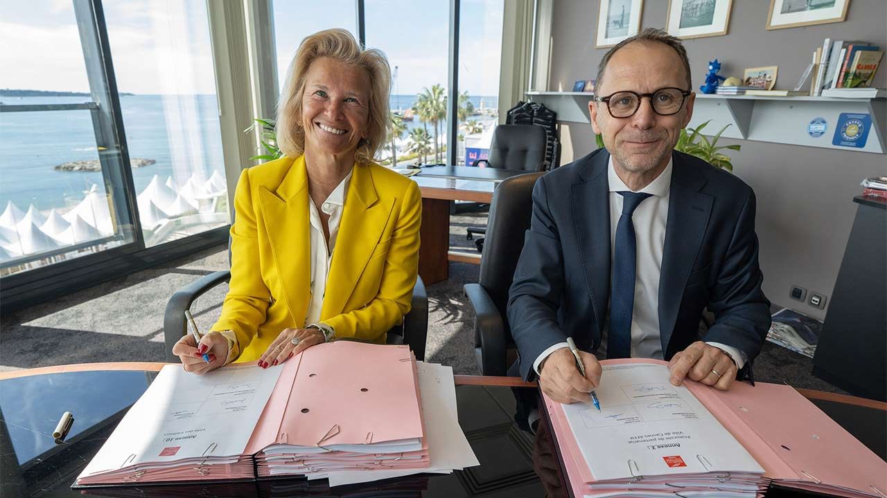Photo DR : La signature du partenariat entre Iris Knobloch et Nicolas Gorjux.